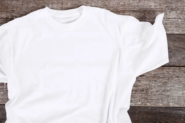 Tahta masada beyaz gömlek.