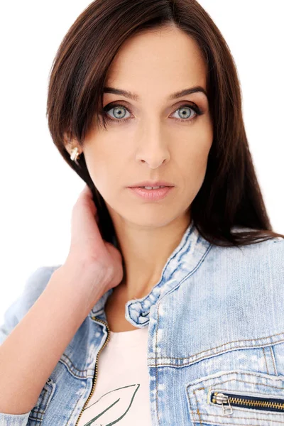 Beyaz bir arka plan üzerinde poz güzel bir esmer kot ceketli portresi