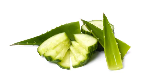 Cetriolo Verde Con Aloe Sfondo Bianco — Foto Stock