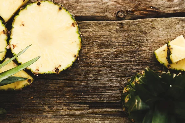 Tahta bir masada ananas.