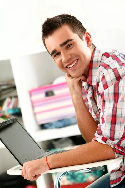 Primo Piano Bell Uomo Che Lavora Con Computer Portatile Casa — Foto Stock