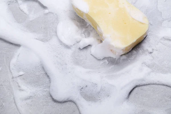 Köpüklü sarı sünger.