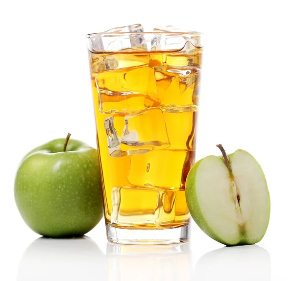 Ein Glas Apfelsaft Mit Eis Und Ein Paar Äpfel Auf — Stockfoto