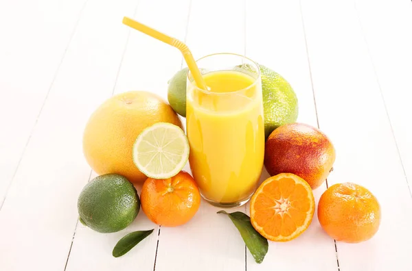 Diverse Citrusvruchten Met Een Drankje Tafel — Stockfoto