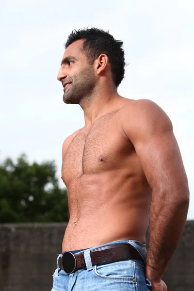上半身裸で提起されているハンサムな筋肉質の男の肖像 — ストック写真