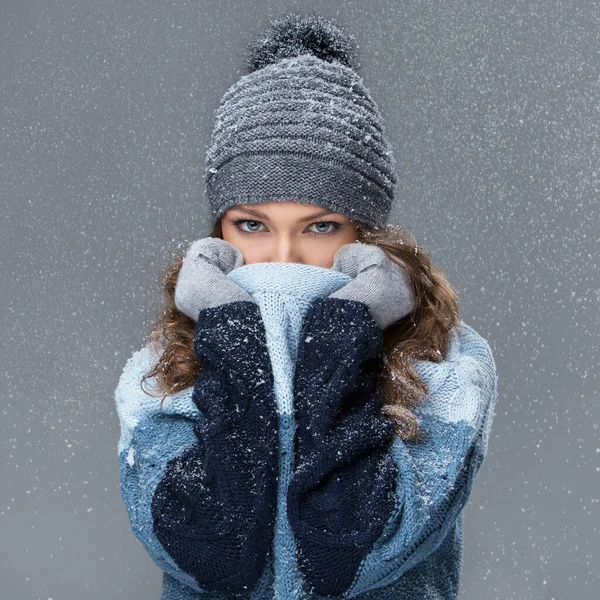 Linda Chica Está Feliz Ver Copos Nieve — Foto de Stock