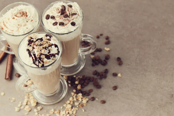 İçelim. Masada kahve frappe 'ı var.