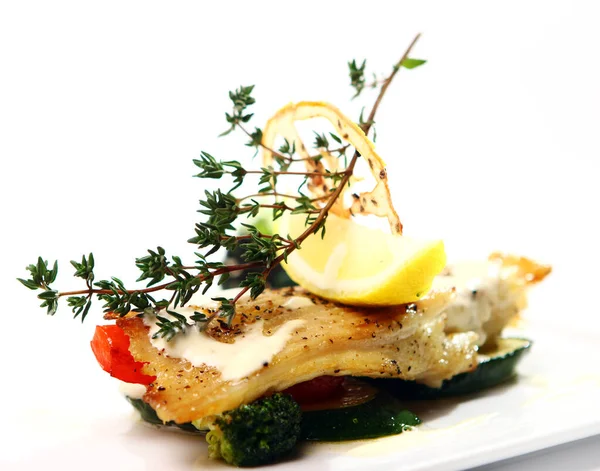 Gourmet Stil Gegrillter Fisch Mit Gemüse Und Grün Auf Einem — Stockfoto