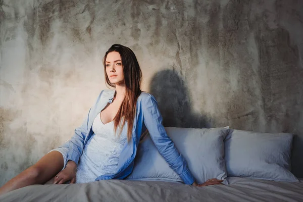 güzel bir kadın yatakta yatıyordu