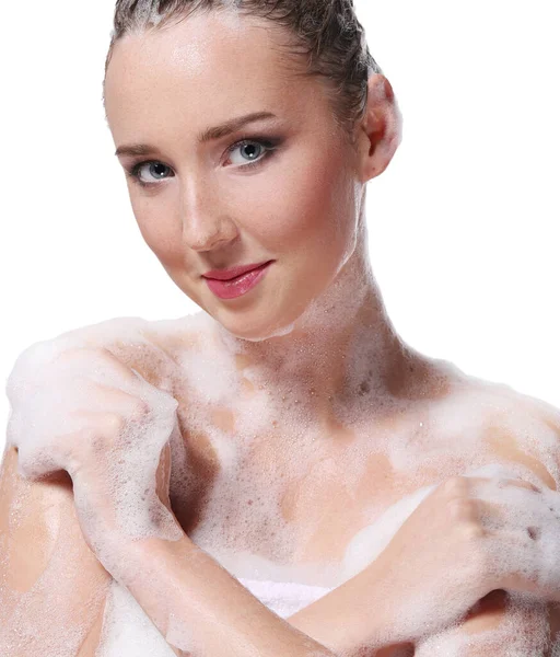 Sabun köpüğü, çamaşır, beyaz arka planda bir kadın.