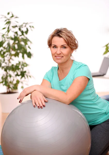 Frau Mittleren Alters Posiert Sport Und Gesundes Lebenskonzept — Stockfoto