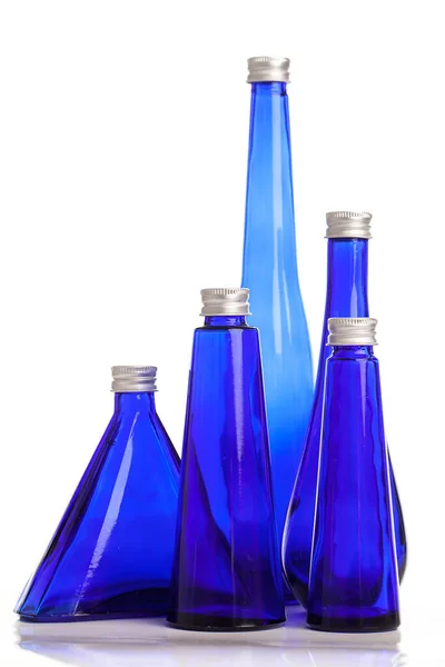 Kleine Blauwe Flesjes Geïsoleerd Witte Achtergrond — Stockfoto