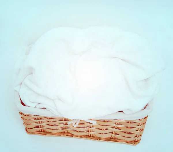 Прання Плетений Кошик Білим Рушником — стокове фото