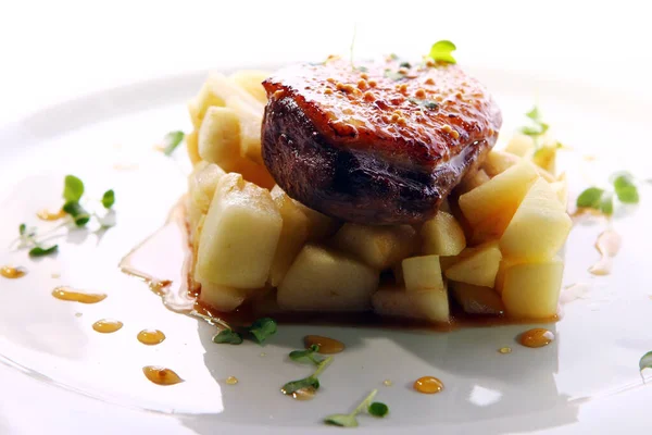 Izgara et, patates ve gurme usulü servis edilir.