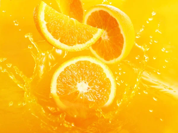Свежие Апельсины Падают Сок Большим Количеством Огромных Всплесков — стоковое фото