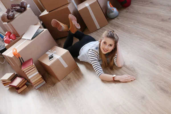 Ragazza Carina Durante Trasferimento Casa — Foto Stock