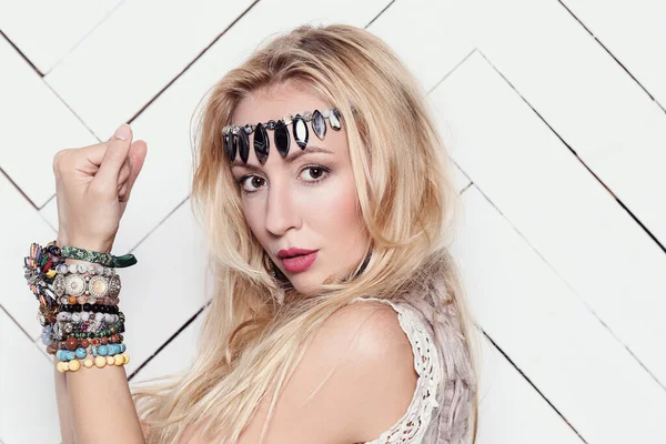 Kırmızı ruj ile güzel kadın