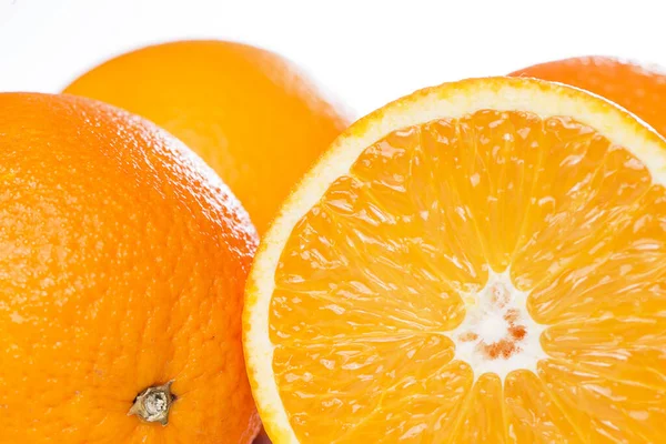 Bazıları dilimlenmiş ve tüm portakallar beyaz bir arkaplan üzerinde bir arada.