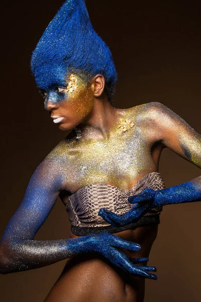 Retrato Uma Mulher Que Está Posando Coberta Tinta Azul Dourada — Fotografia de Stock