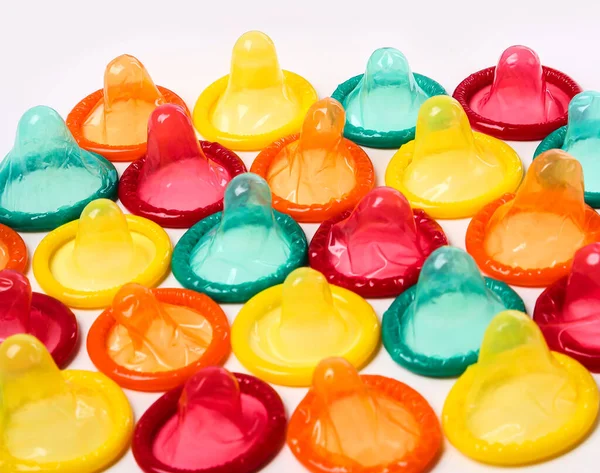 Beyaz arka planda renkli prezervatifler