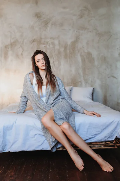 güzel bir kadın yatakta yatıyordu