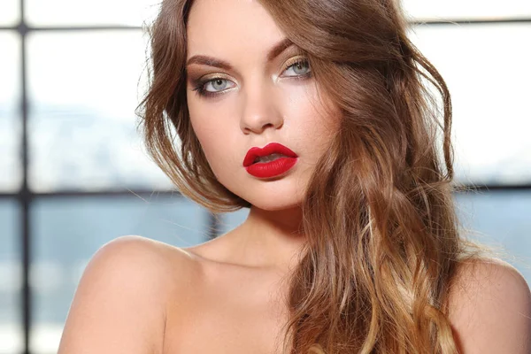 Hermosa Mujer Con Cabello Rubio Lápiz Labial Rojo — Foto de Stock