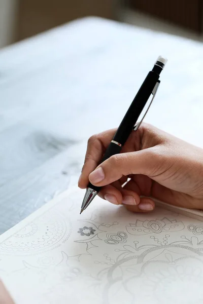 Notities Vrouw Met Een Pen — Stockfoto