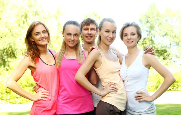 Jovens Amigos Caucasianos Felizes Desgaste Fitness Livre — Fotografia de Stock