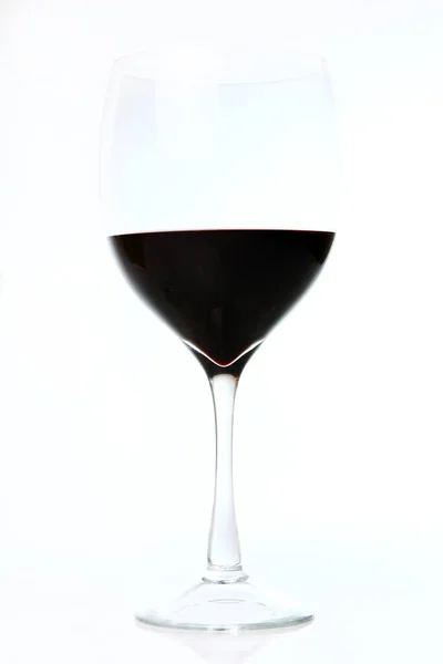 白を背景に隔離された赤ワインのグラス — ストック写真