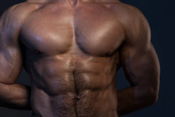 在黑暗的背景下 裸体肌肉男子的身体照片 — 图库照片