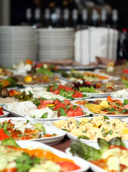 Farklı atıştırmalıklarla dolu ziyafet masası.