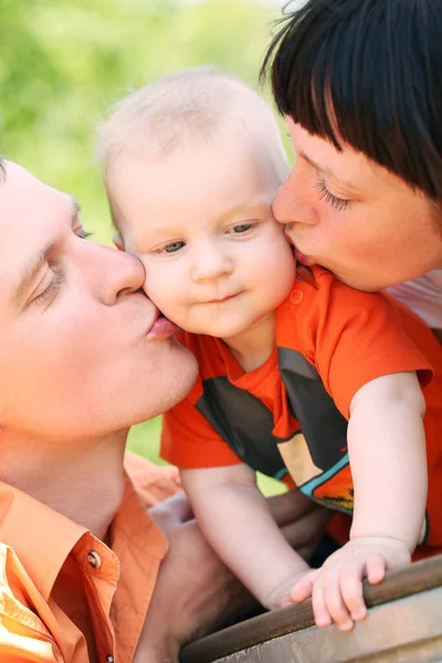 Madre Padre Hijo Colgando Parque — Foto de Stock