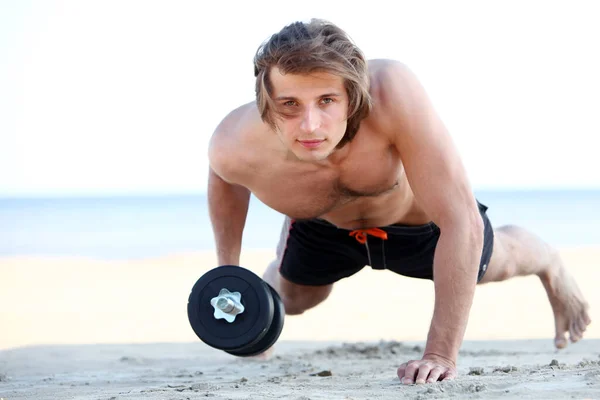 Молодий Красивий Чоловік Робить Фізичні Вправи Пляжі — стокове фото