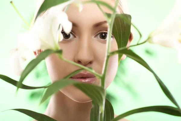 Mujer Joven Mirando Través Hojas Verdes Flor Lirio — Foto de Stock