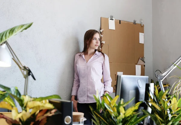 İş, iş. Ofisteki kız.