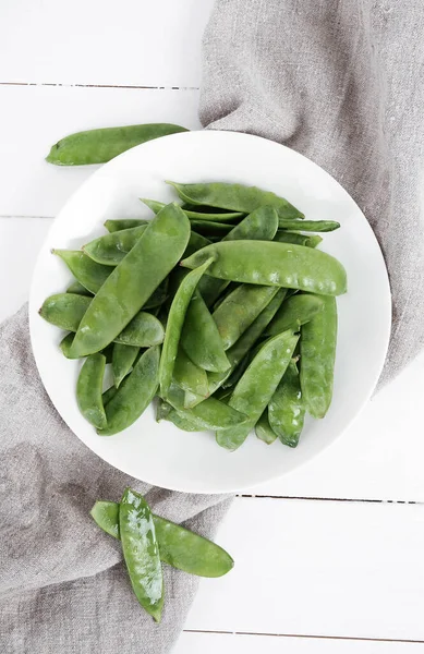 Sebze. Bir tabakta yeşil bezelye