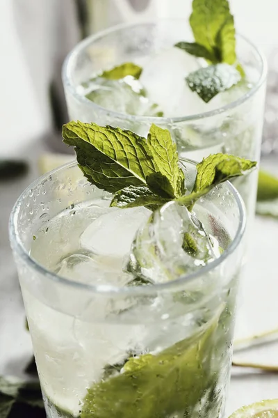 Çelim Masada Mojito Kokteyli Var — Stok fotoğraf