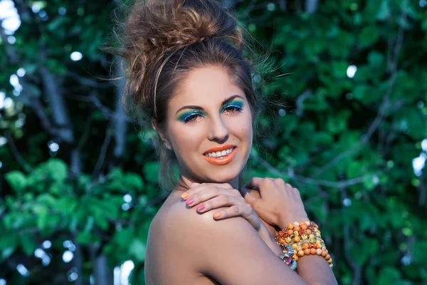 Vacker Kaukasisk Kvinna Med Ljus Konstnärlig Makeup Skog — Stockfoto