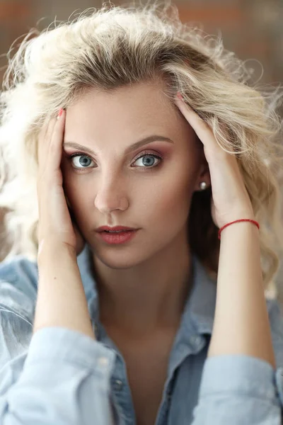 Menina Encantadora Com Olhos Azuis Penteado Encaracolado — Fotografia de Stock