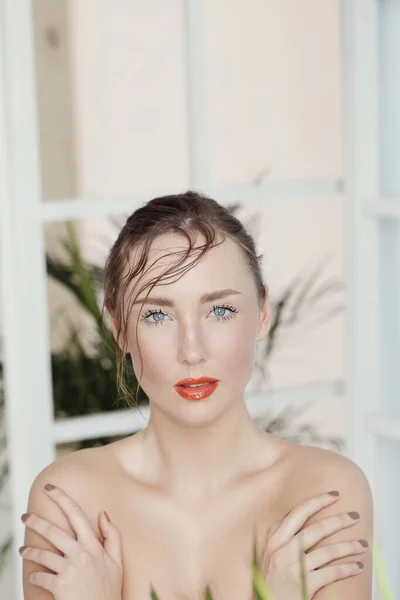 Prachtig Mooie Vrouw Met Rode Lippenstift — Stockfoto