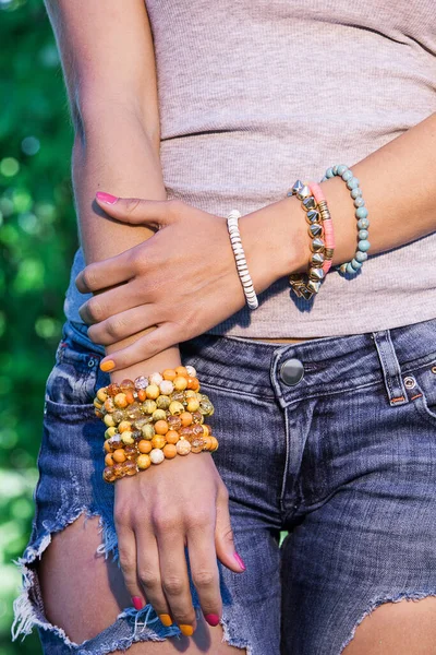 Dışarıda asılı duran renkli bir bilezik takan kadın.