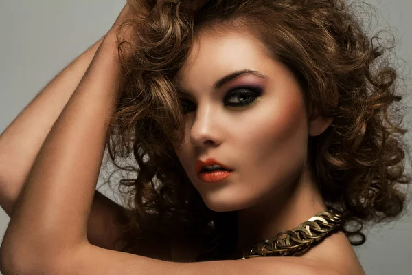 Hermosa Mujer Caucásica Con Rizos Maquillaje Noche —  Fotos de Stock