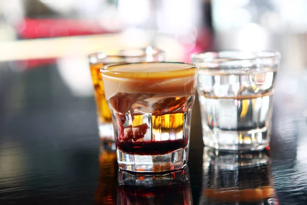 Barda, cam bir masanın üzerinde çeşitli pozlar. 