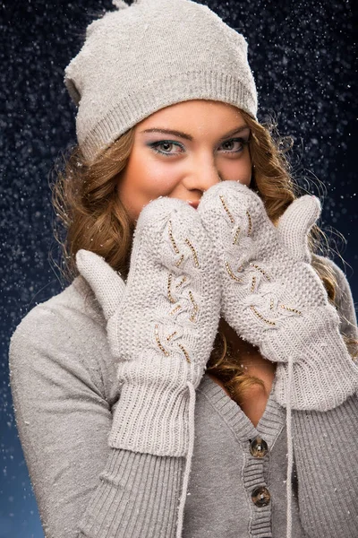 Menina Encaracolado Bonito Vestindo Luvas Durante Inverno — Fotografia de Stock