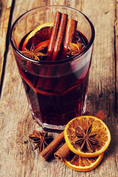 Portakallı tarçın ve sıcak şarap.