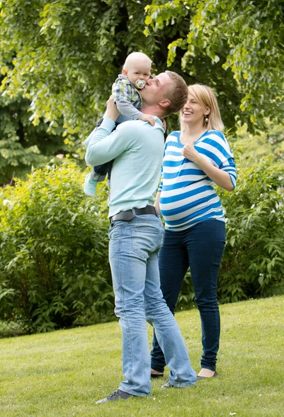 Famiglia Giovane Felice Divertono Nel Parco — Foto Stock