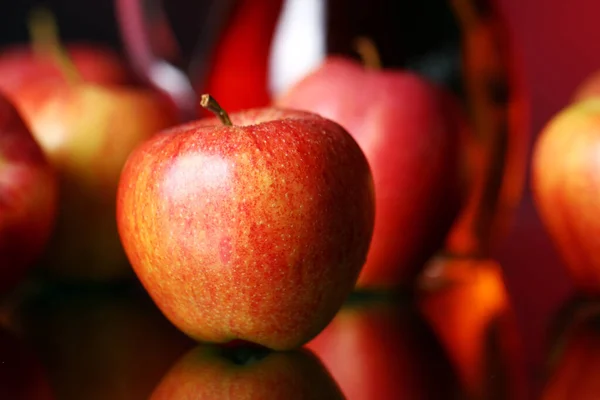 Äpplen Och Kanna Med Juice Mot Röd Bakgrund — Stockfoto
