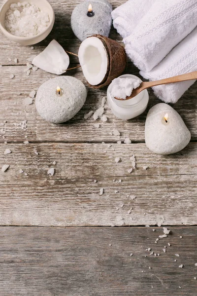 Spa mı? Masada doğal hindistan cevizi yağı var.