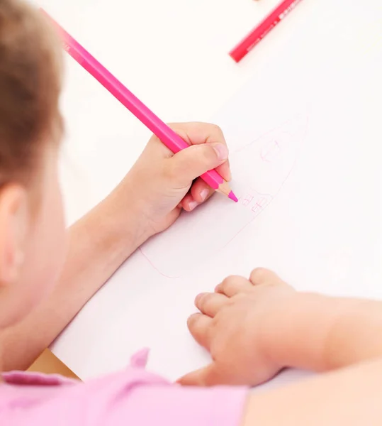 Schattig Klein Meisje Tekening Het Papier Met Kleurrijke Potloden — Stockfoto