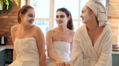 Kaplıcadaki en iyi bayan arkadaşlar grubu.